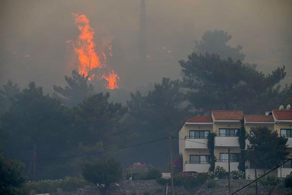 Μαίνεται η μεγάλη φωτιά στη Σάμο – Εκκενώθηκαν σπίτια και ξενοδοχεία