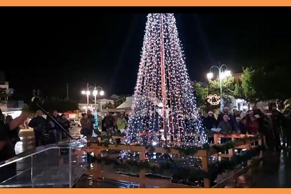 Άναψε, το απόγευμα της Παρασκευής, με εκδήλωση στην κεντρική πλατεία της πόλης, το Χριστουγεννιάτικο δέντρο του Δήμου Ληξουρίου.
