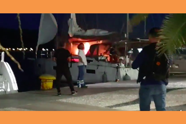 Μεγάλη φωτιά σε τουριστικό σκάφος στο λιμάνι Αργοστολίου [βίντεο]