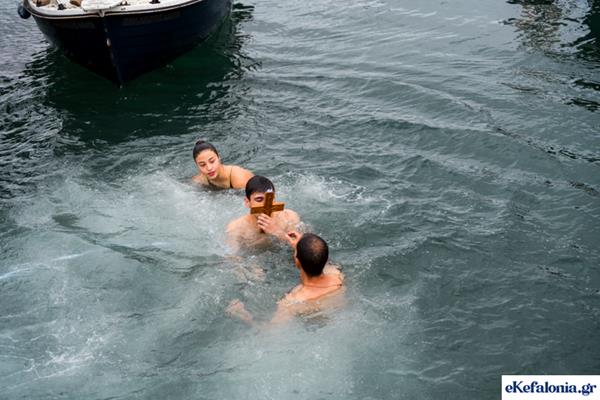 Με λαμπρότητα και πλήθος κόσμου ο Αγιασμός των Υδάτων στο Αργοστόλι [εικόνες +βίντεο]
