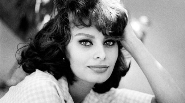 5563285 (9021) Sophia LOREN, italienische Schauspielerin, Portrait zu Hause im Garten ihres Hauses in Beverly Hills 1960– Sophia Loren at her home in Beverly Hills, California, 1960  [SPERRVERMERKE BEACHTEN | PLEASE CHECK RESTRICTIONS! Nutzung nur mit Genehmigung und gegen Honorar, Beleg, Namensnennung und zu unseren AGB. Nur zur redaktionellen Verwendung. Honorare an: KEYSTONE Pressedienst,  HASPA, BLZ 200 505 50, Kto. 1235130877]  s/w, Querformat , 20. Jahrhundert, 60er Jahre , Personen, Schauspielerin , Name= Loren, Sophia, privat, zu hause , Portrait , Außenaufnahme