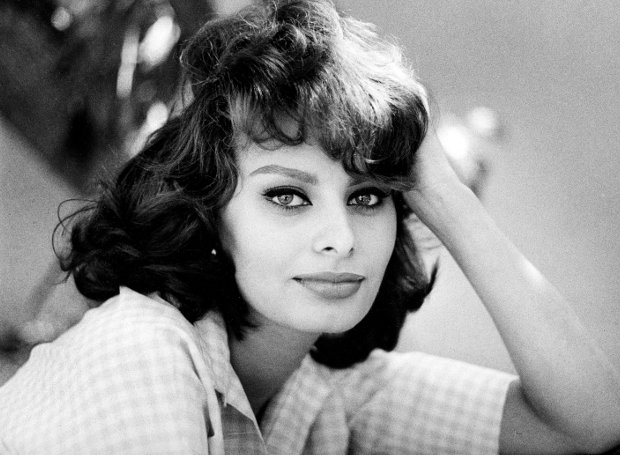 5563285 (9021) Sophia LOREN, Italienische Schauspielerin, Portrait Zu Hause Im Garten Ihres Hauses In Beverly Hills 1960– Sophia Loren At Her Home In Beverly Hills, California, 1960  [SPERRVERMERKE BEACHTEN | PLEASE CHECK RESTRICTIONS! Nutzung Nur Mit Genehmigung Und Gegen Honorar, Beleg, Namensnennung Und Zu Unseren AGB. Nur Zur Redaktionellen Verwendung. Honorare An: KEYSTONE Pressedienst,  HASPA, BLZ 200 505 50, Kto. 1235130877]  S/w, Querformat , 20. Jahrhundert, 60er Jahre , Personen, Schauspielerin , Name= Loren, Sophia, Privat, Zu Hause , Portrait , Außenaufnahme
