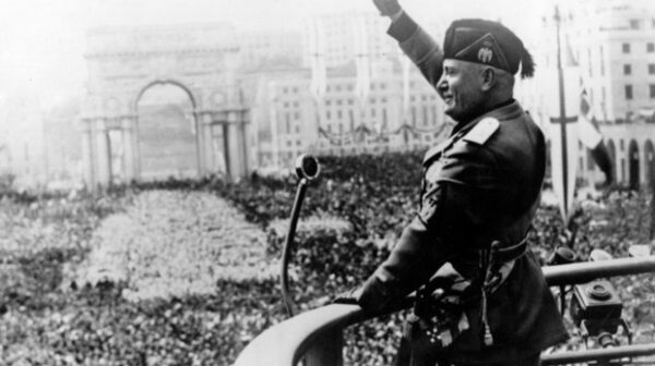 Benito_Mussolini-Roman_Salute