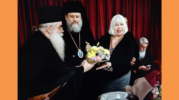 Ο-Επίσκοπος-Ταλαντίου-Θεολόγος-και-ο-Αρχιμ.-Πολύκαρπος-ΜπόγρηςΓραμματέας-της-Συνοδικής-Επιτροπής-τιμούν-την-αγιογράφο-Μαριλένα (Copy)