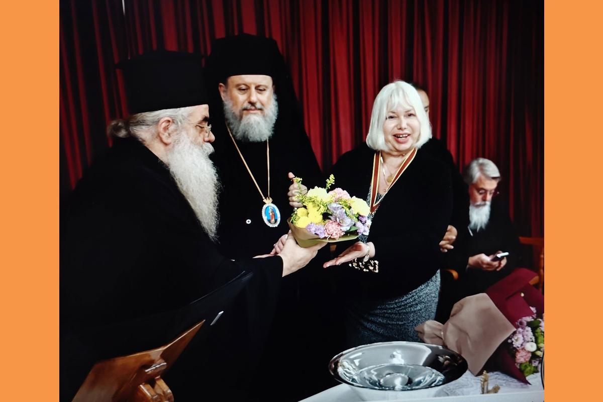 Ο Επίσκοπος Ταλαντίου Θεολόγος και ο Αρχιμ. Πολύκαρπος ΜπόγρηςΓραμματέας της Συνοδικής Επιτροπής τιμούν την αγιογράφο Μαριλένα (Copy)
