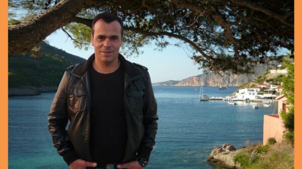 Ο-σχεδιαστής-μόδας-Διονύσης-Στεργίου-Πλιάτσικας-στην-Άσσο-της-Κεφαλονιάςγ (Copy)